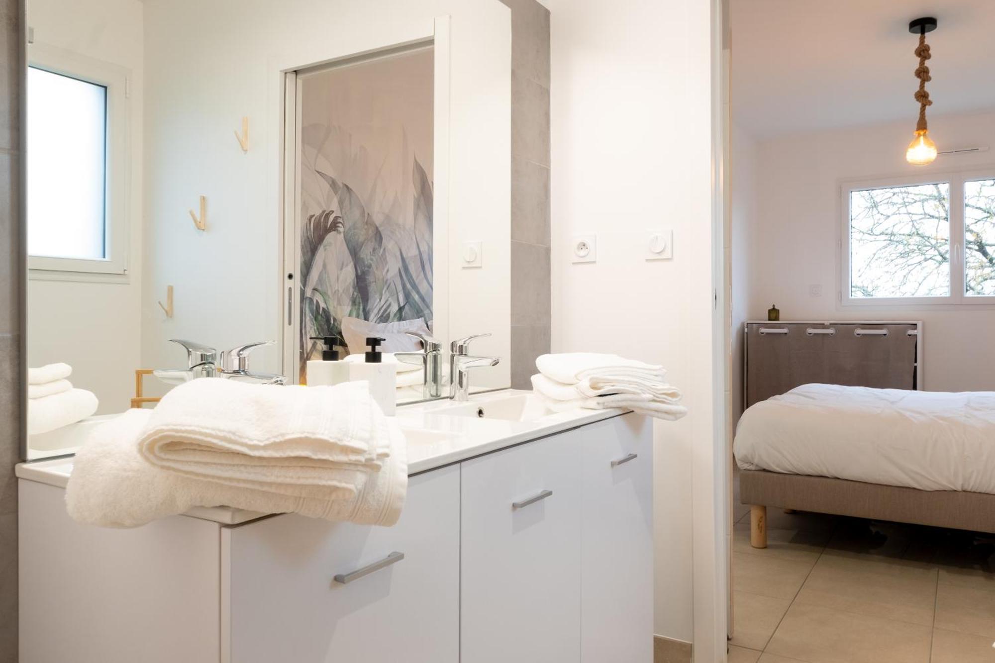 Appart Hotel La Gacilly-Centre Ville-Spa-Parking ภายนอก รูปภาพ